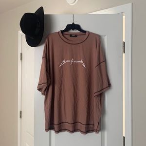 Oversized graphic tee.